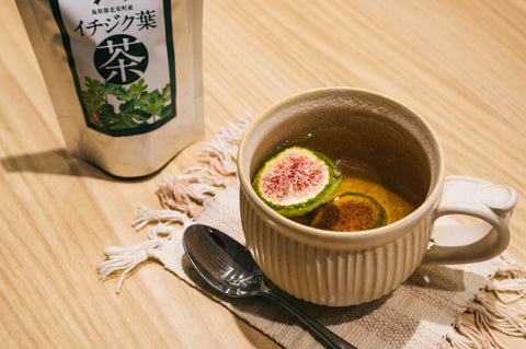 梶谷ファームのイチジク葉茶と、淹れたお茶