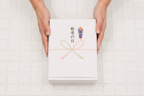「敬老の日」の熨斗をかけたギフト箱